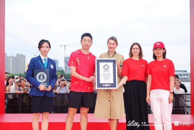 被同1块石头绊倒4次!马刺丢冠太扎心了,米奇给出解释,说得轻巧