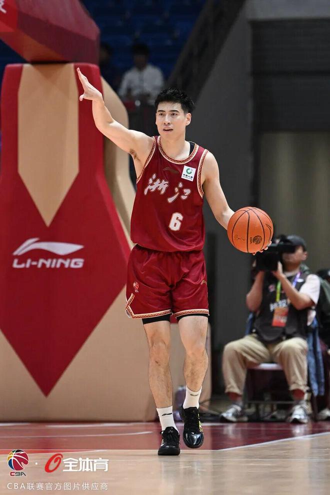NBA16号秀在国家队当蓝领?杨瀚森7分8板单节7分钟0出手惹争议