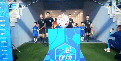 广东季后赛淘汰广州还有这一场面!焦泊乔抱着老东家一人寒暄许久