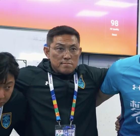 好消息中国女篮有自己的姚明了,坏消息其他球员不会打球了