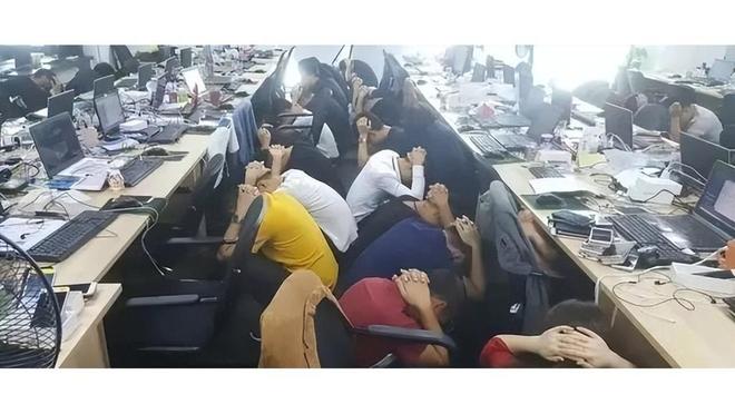 董路罕见认怂:我解说干不过詹俊黄健翔 想留下一笔所以就做了青训
