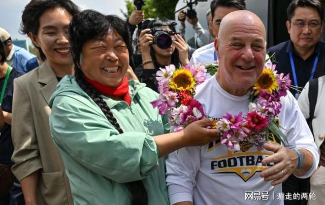 中超巨大争议!韩镕泽35秒手球逃红,国安球员不满,媒体人热议