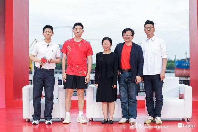 被同1块石头绊倒4次!马刺丢冠太扎心了,米奇给出解释,说得轻巧