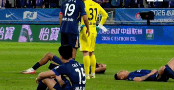 赛后细节彰显格局!王大雷高情商圈粉无数,远征军令人肃然起敬