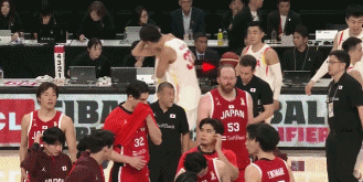 中国男篮再胜喀麦隆队 三场全胜结束国际团结杯